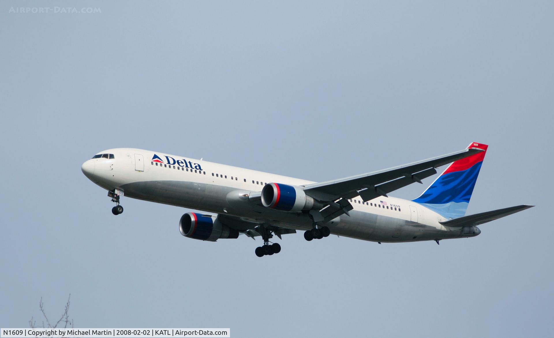 N1609, 2000 Boeing 767-332 C/N 30574, On final for Runway 26R