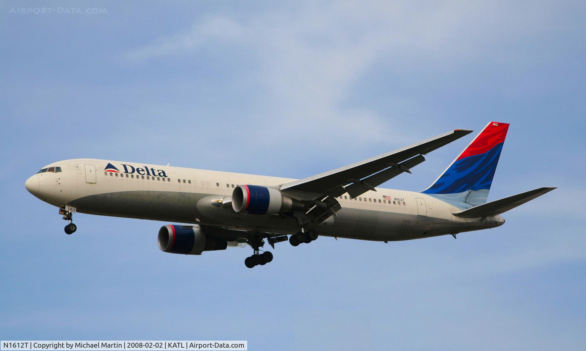 N1612T, 2001 Boeing 767-332 C/N 30575, On final for Runway 26R