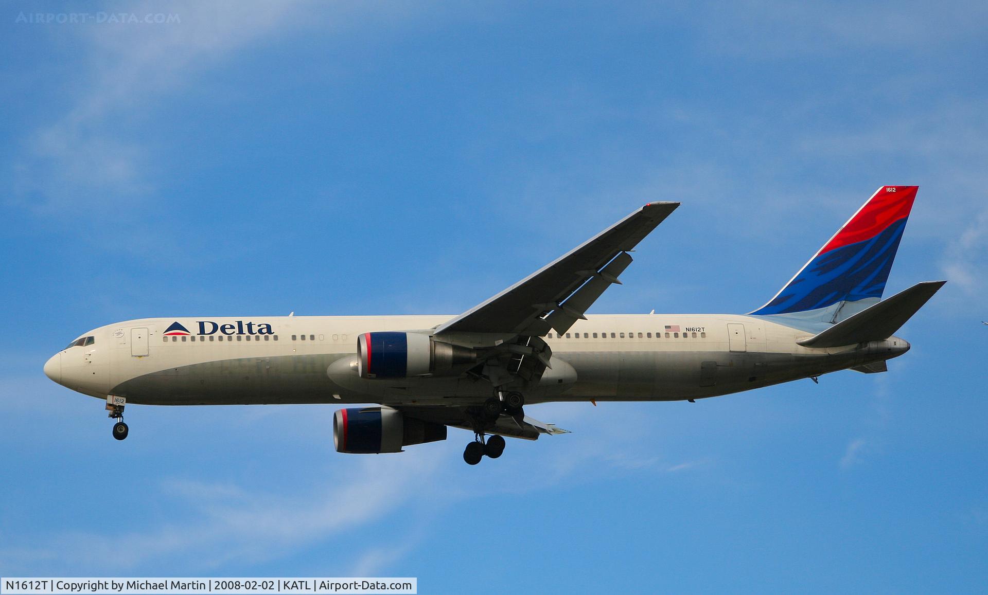 N1612T, 2001 Boeing 767-332 C/N 30575, On final for Runway 26R