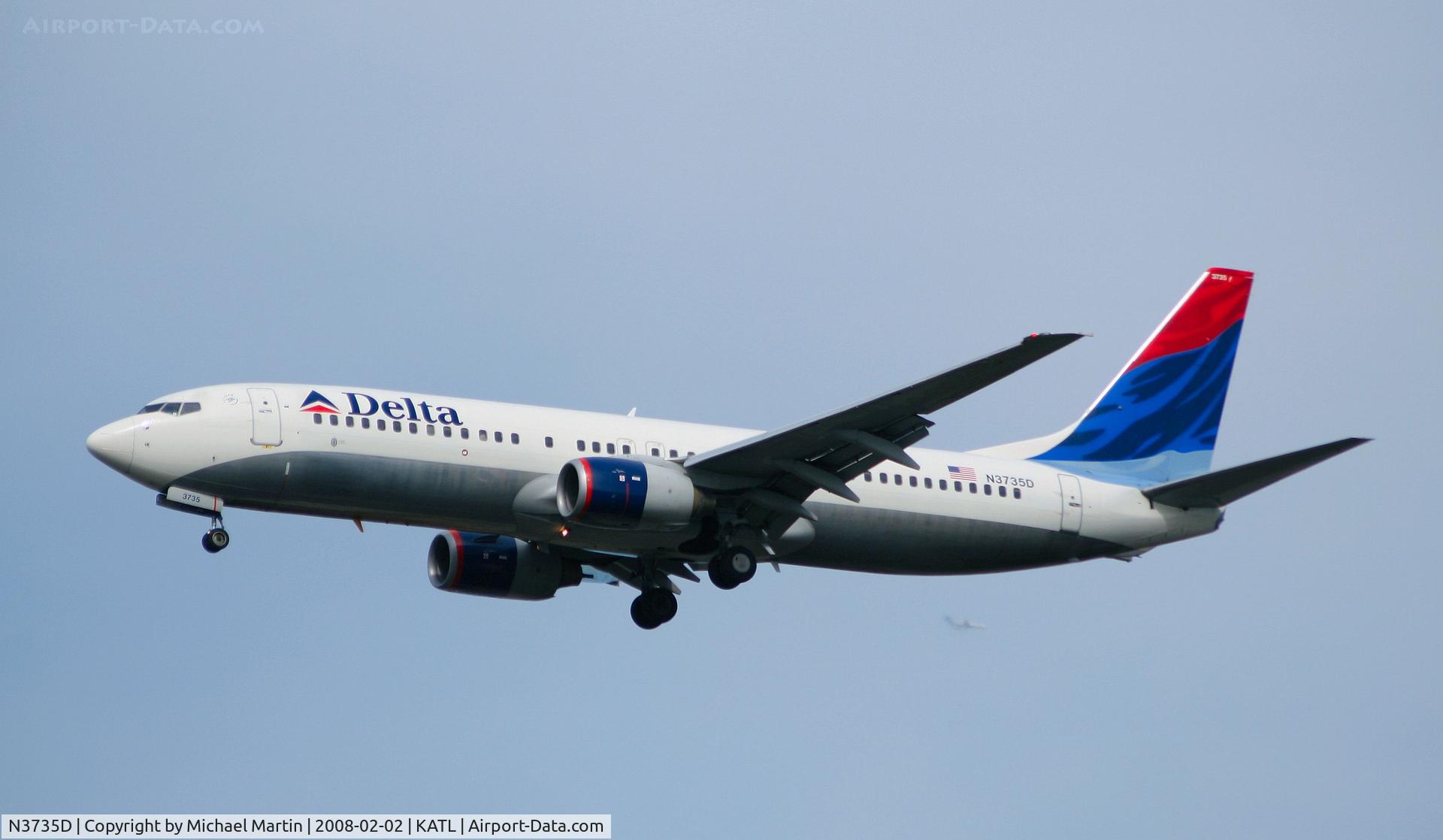 N3735D, 2000 Boeing 737-832 C/N 30381, On final for Runway 26R