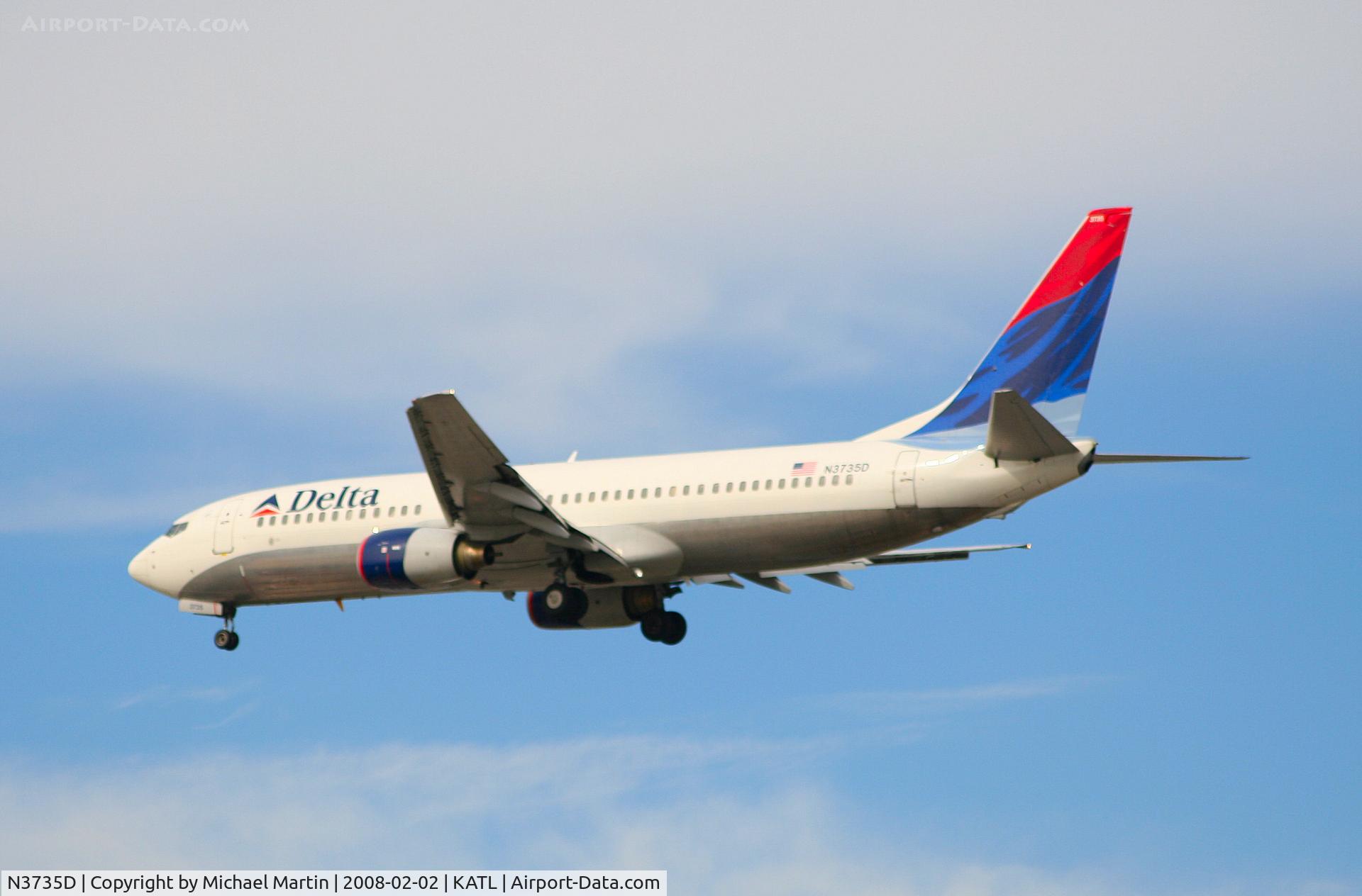 N3735D, 2000 Boeing 737-832 C/N 30381, Over the numbers of 26R