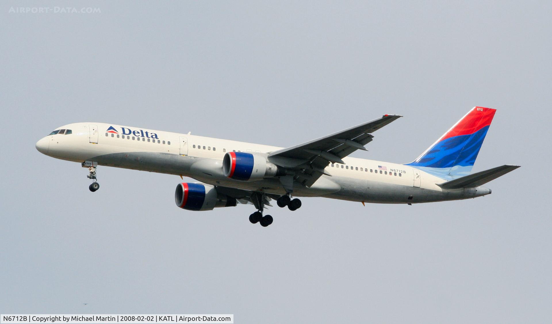 N6712B, 2000 Boeing 757-232 C/N 30484, On final for Runway 26R
