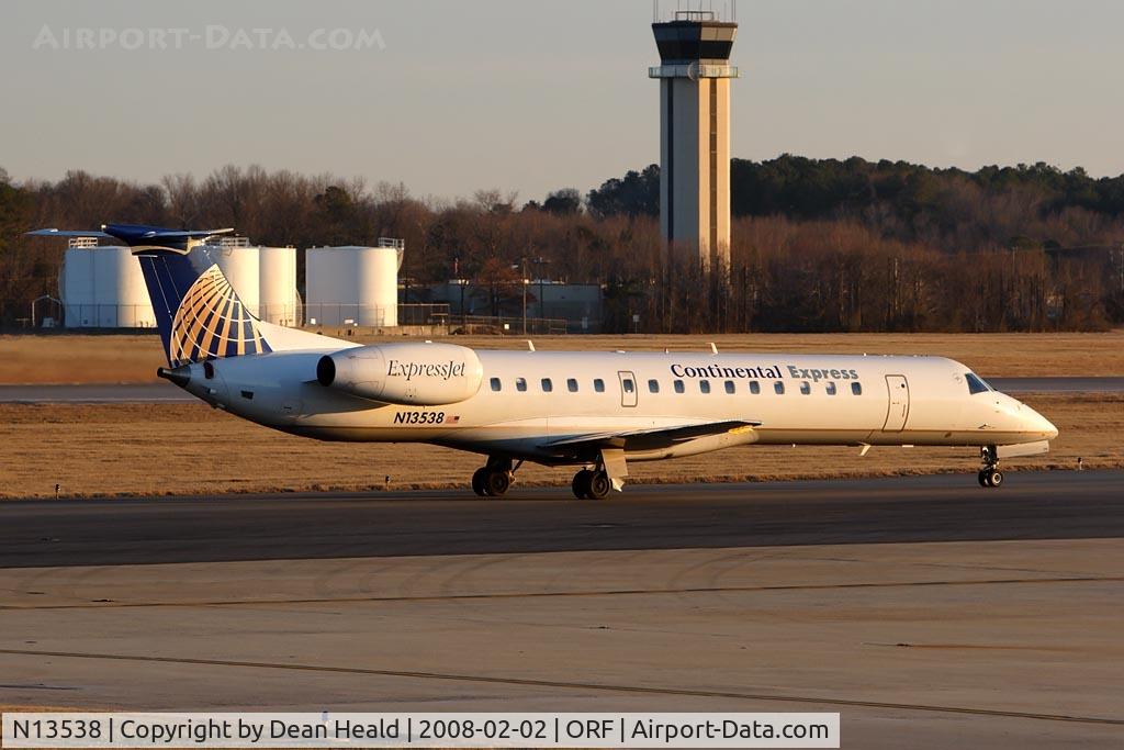 N13538, 2001 Embraer ERJ-145LR (EMB-145LR) C/N 145527, Continental Express (Operated by ExpressJet) N13538 (FLT BTA2987) from Newark Liberty Int'l (KEWR) taxiing to the gate on Taxiway 