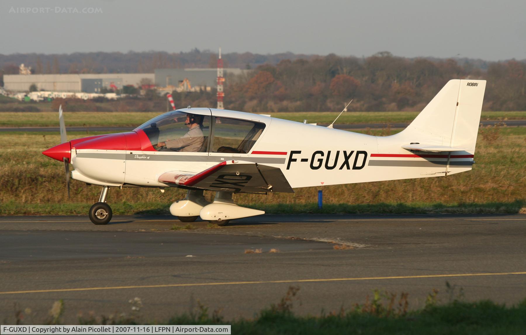 F-GUXD, Robin DR-400-140B Major C/N 2484, Taxing on the runway