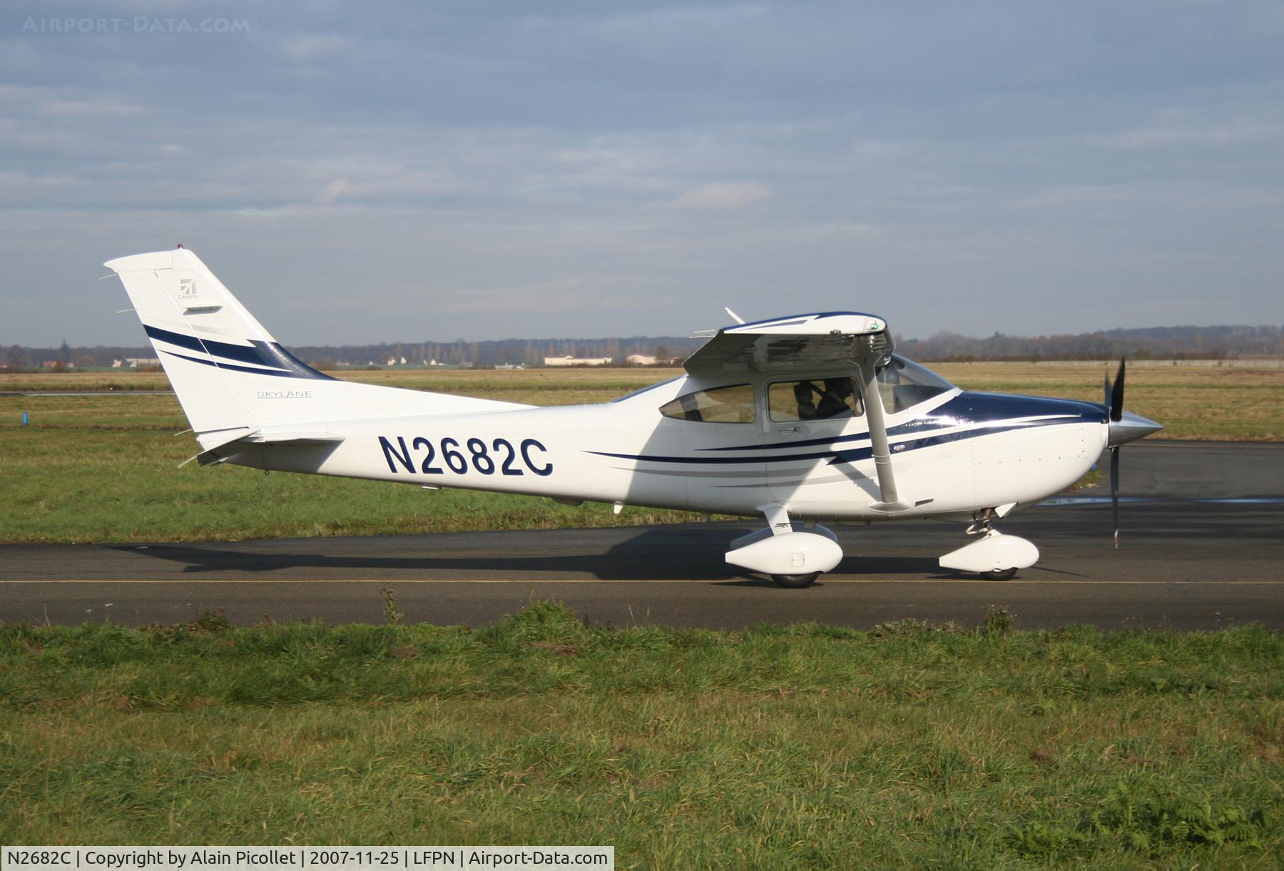 N2682C, 2005 Cessna 182T Skylane C/N 18281648, taxing on the runway