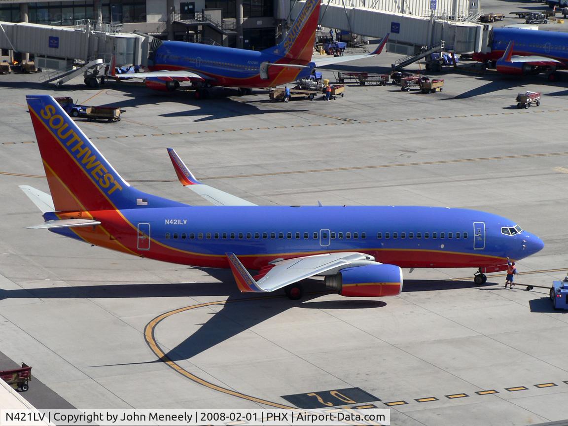 N421LV, 2001 Boeing 737-7H4 C/N 32452, Pushing back