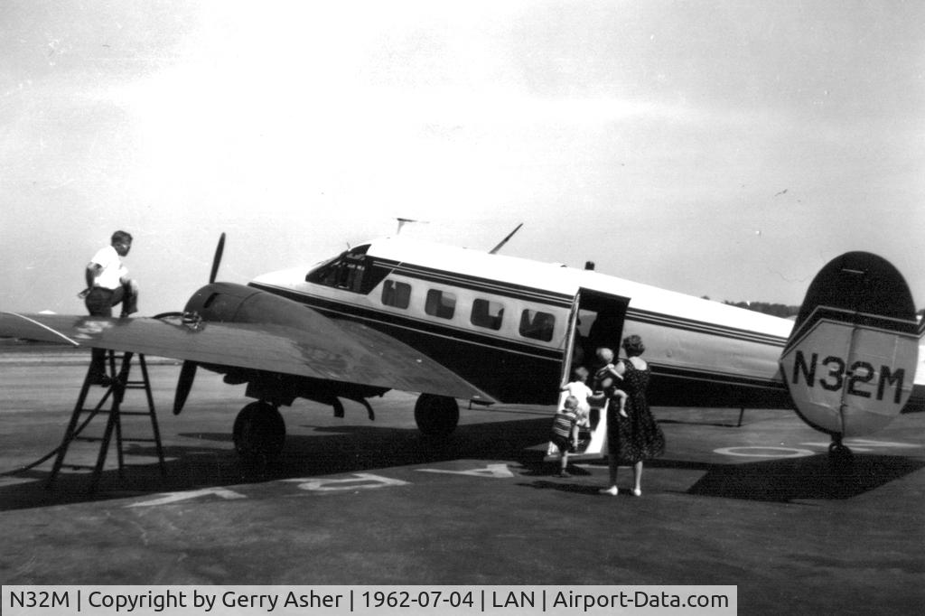 N32M, Beech E18S C/N BA-150, July 4, 1962 - Dad fills the tanks while Mom & the kids scramble aboard (I'm already inside & up the aisle).