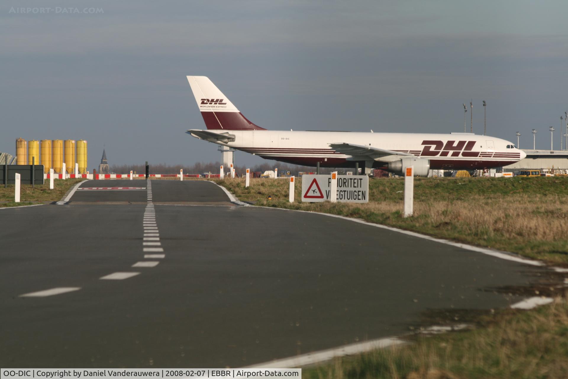 OO-DIC, 1982 Airbus A300B4-203(F) C/N 220, DHL apron