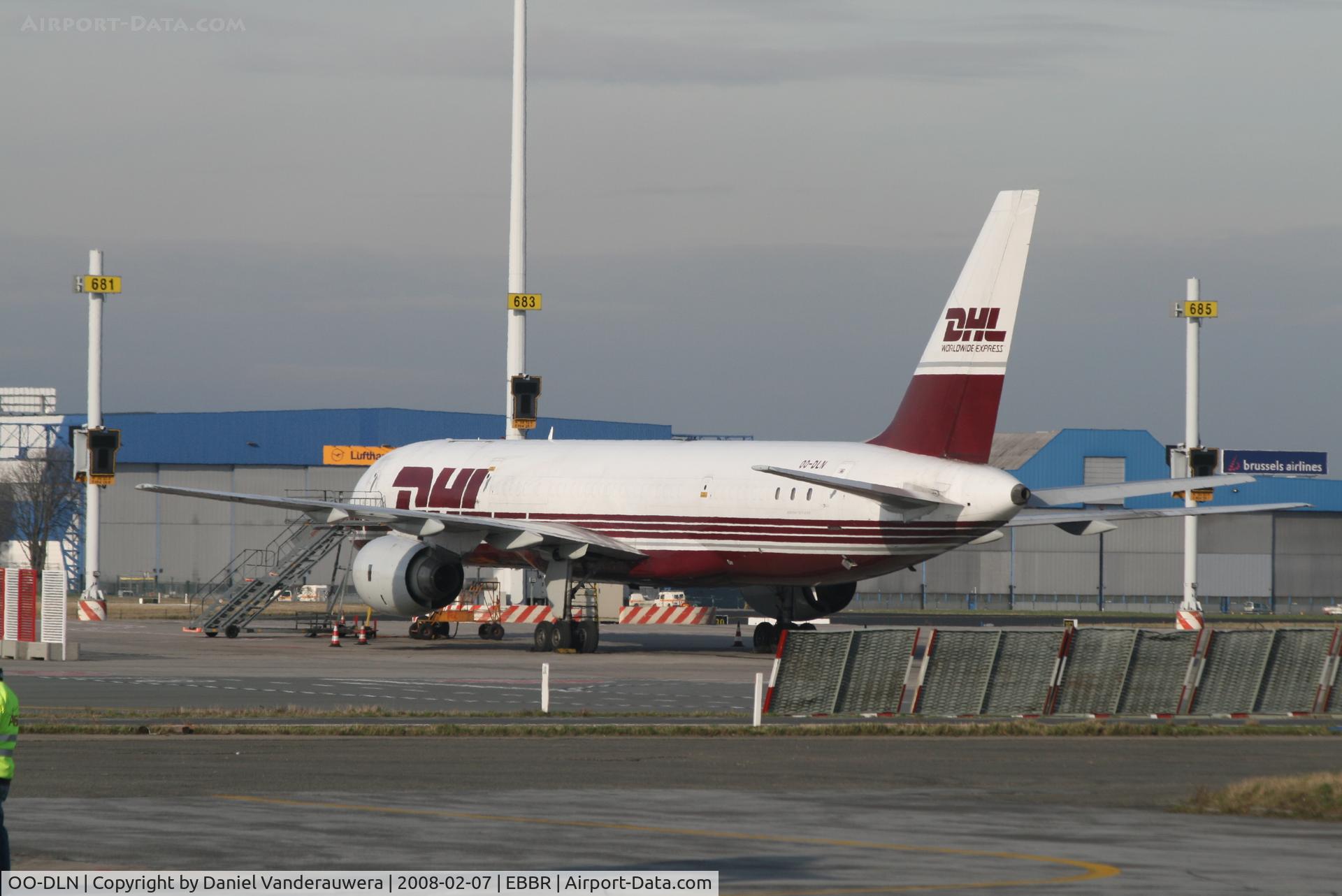 OO-DLN, 1982 Boeing 757-236 C/N 22172, DHL apron