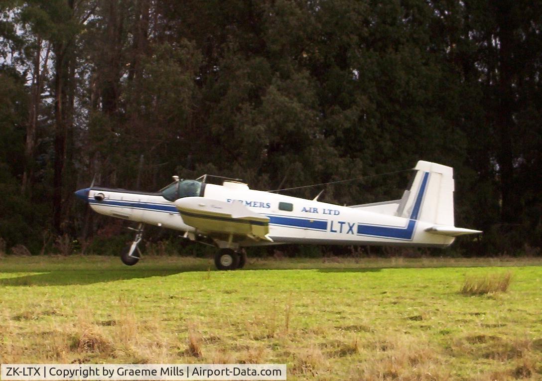 ZK-LTX, 1998 Pacific Aerospace Cresco 08-600 C/N 023, Taking off from Steele's strip, Gisborne N.Z.