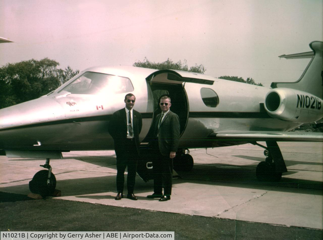 N1021B, 1966 Learjet 23 C/N 23-086, Ron Stoltzfus & Pat Asher with 