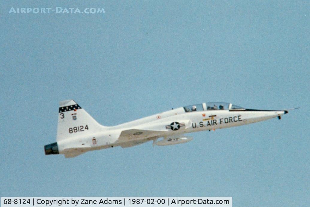 68-8124, 1968 Northrop T-38A Talon C/N T.6129, Departing the former Dallas Naval Air Station