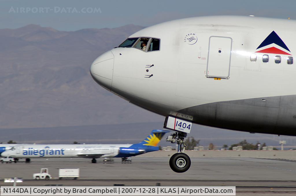 N144DA, 1999 Boeing 767-332 C/N 27584, Delta Airlines / 1999 Boeing 767-332