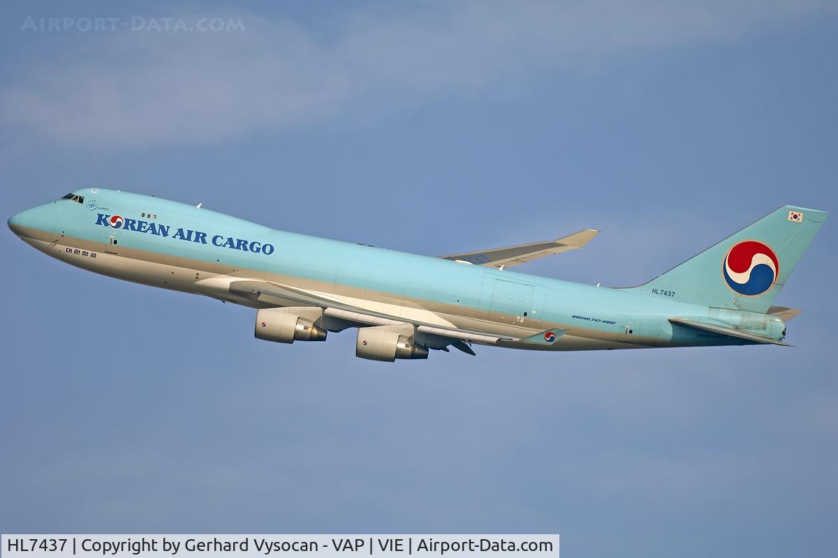 HL7437, 2003 Boeing 747-4B5F/SCD C/N 32808, beautiful banking