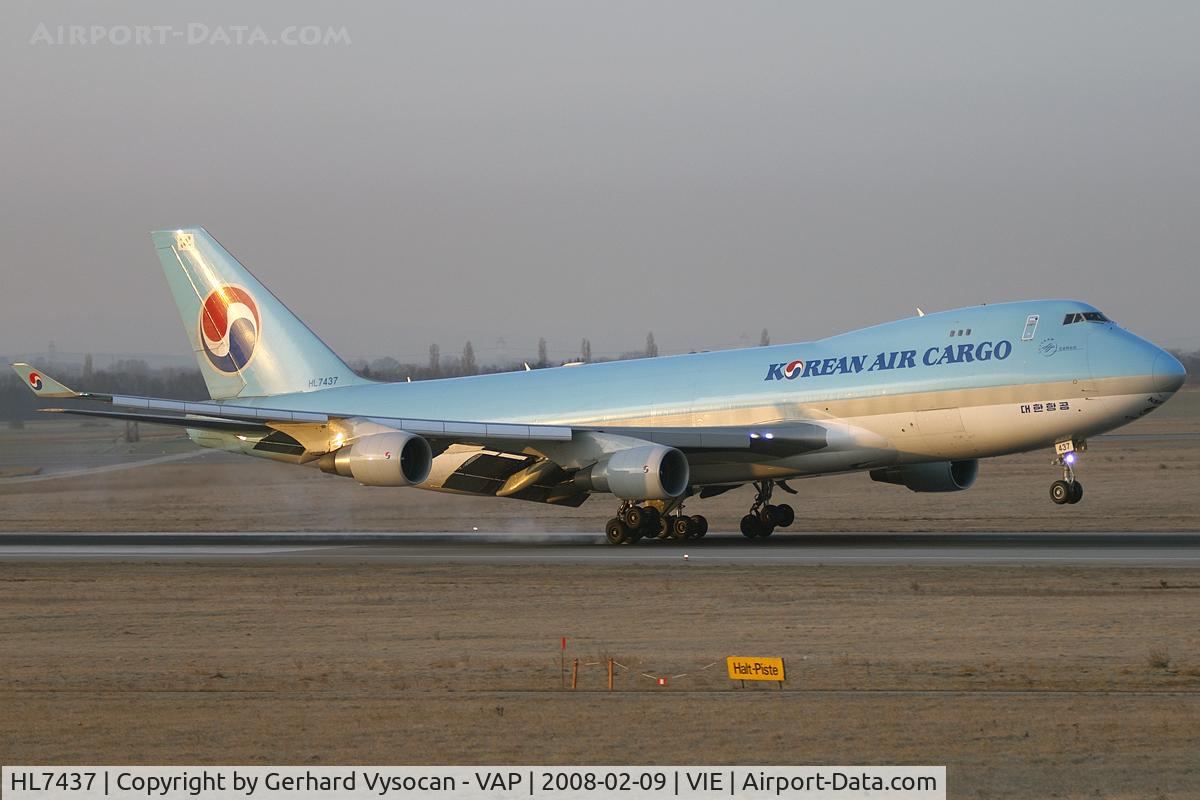 HL7437, 2003 Boeing 747-4B5F/SCD C/N 32808, early morning arrival