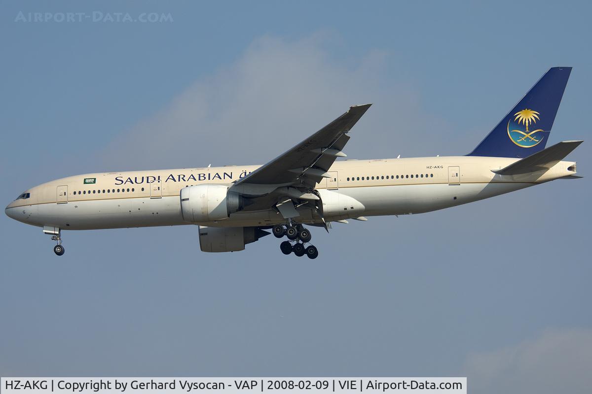 HZ-AKG, 1998 Boeing 777-268/ER C/N 28350, approach