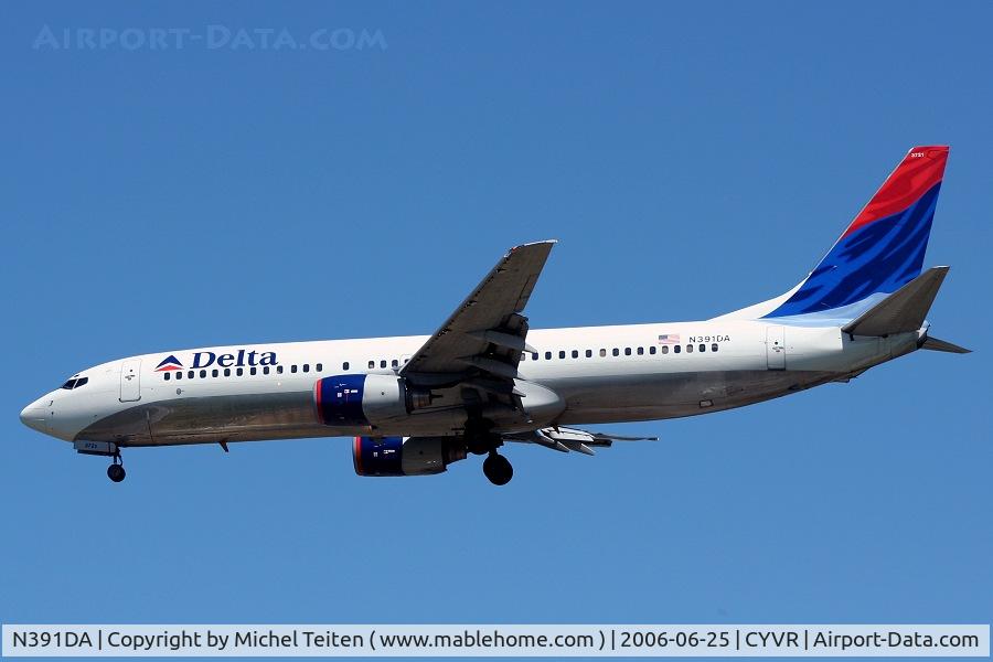 N391DA, 2000 Boeing 737-832 C/N 30560, Delta Airlines landing at Vancouver
