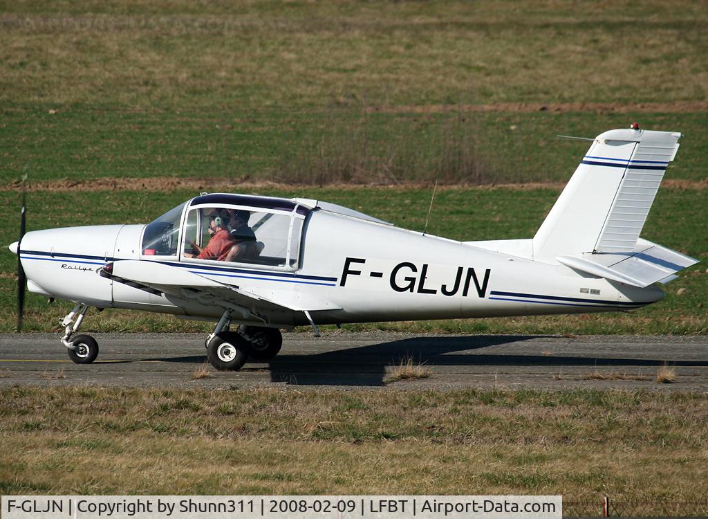 F-GLJN, Socata MS-880B Rallye Club C/N 2427, Taxiing from light aviation apron to rwy 02 for take off