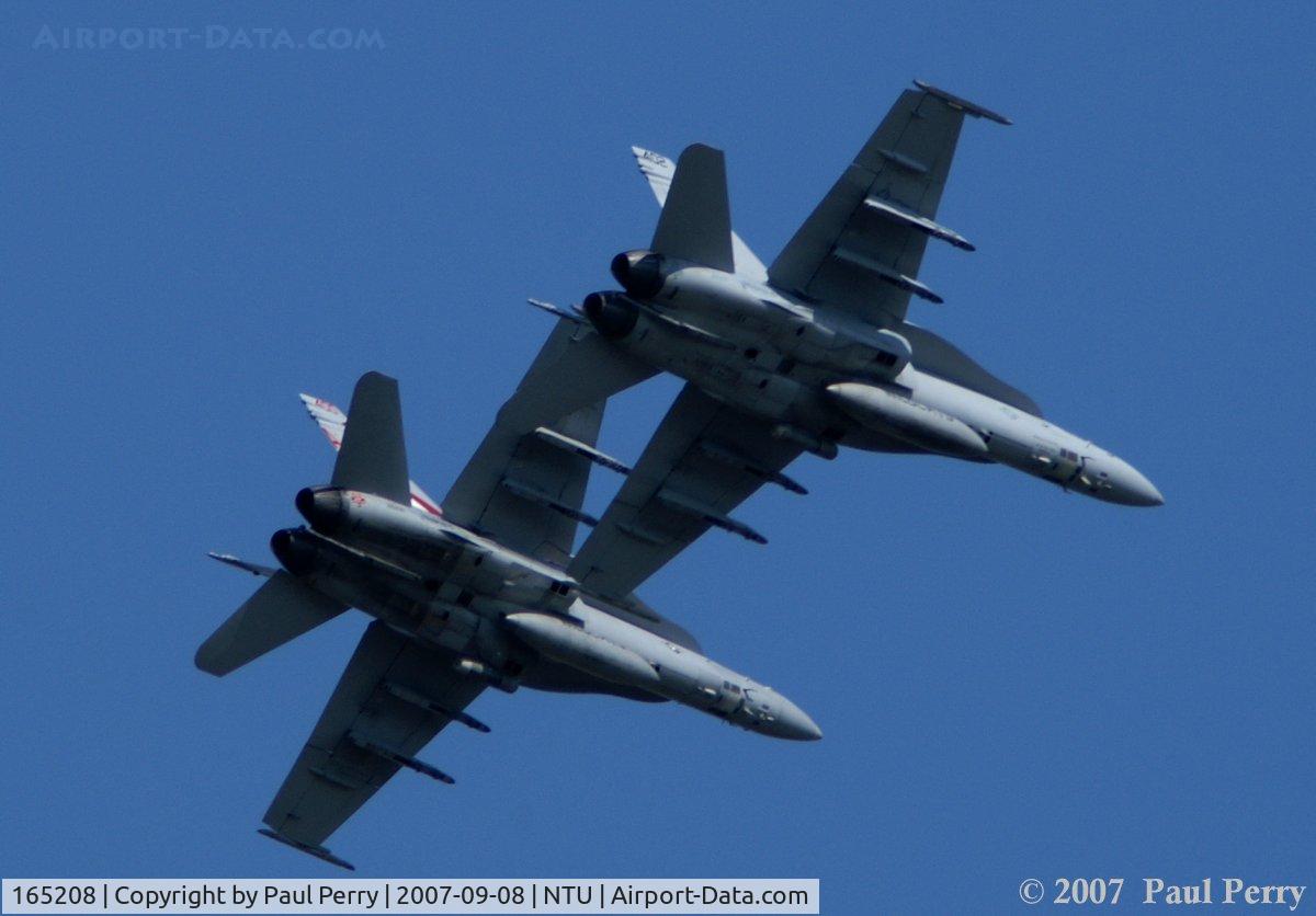 165208, McDonnell Douglas F/A-18C Hornet C/N 1378/C433, Formation bank before landing break