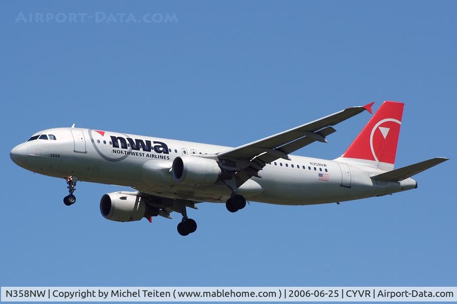 N358NW, 1998 Airbus A320-212 C/N 832, Northwest Airlines about to land a Vancouver