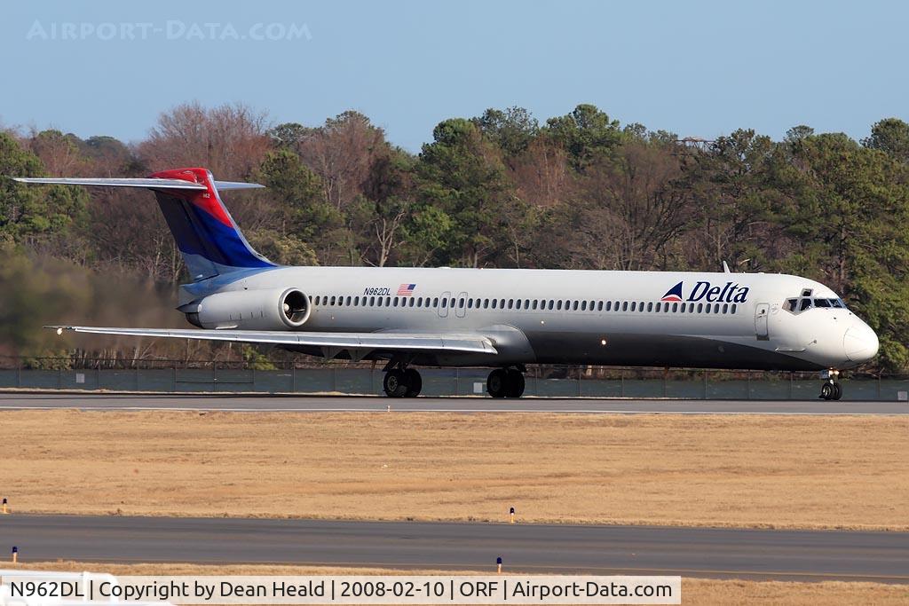 N962DL, 1990 McDonnell Douglas MD-88 C/N 49981, Delta Airlines N962DL (FLT DAL863) starting takeoff roll on RWY 23 on a very windy day enroute to Hartsfield-Jackson Atlanta Int'l (KATL).