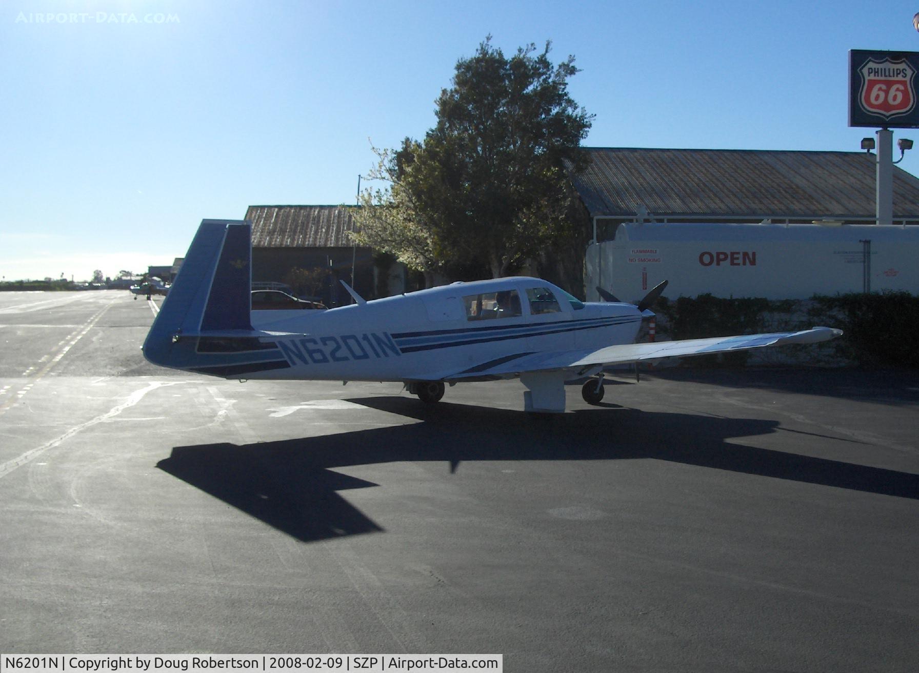 N6201N, 1978 Mooney M20J 201 C/N 24-0590, 1978 Mooney M20J 201, Lycoming IO-360 200 Hp, refueling
