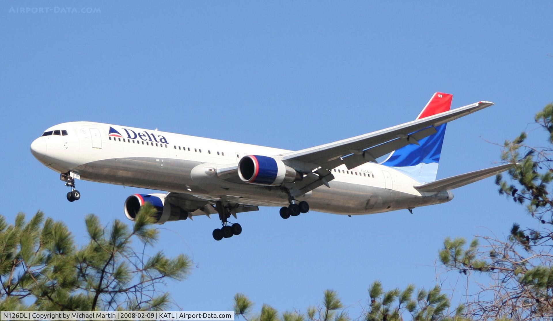 N126DL, 1988 Boeing 767-332 C/N 24076, On final for Runway 26R