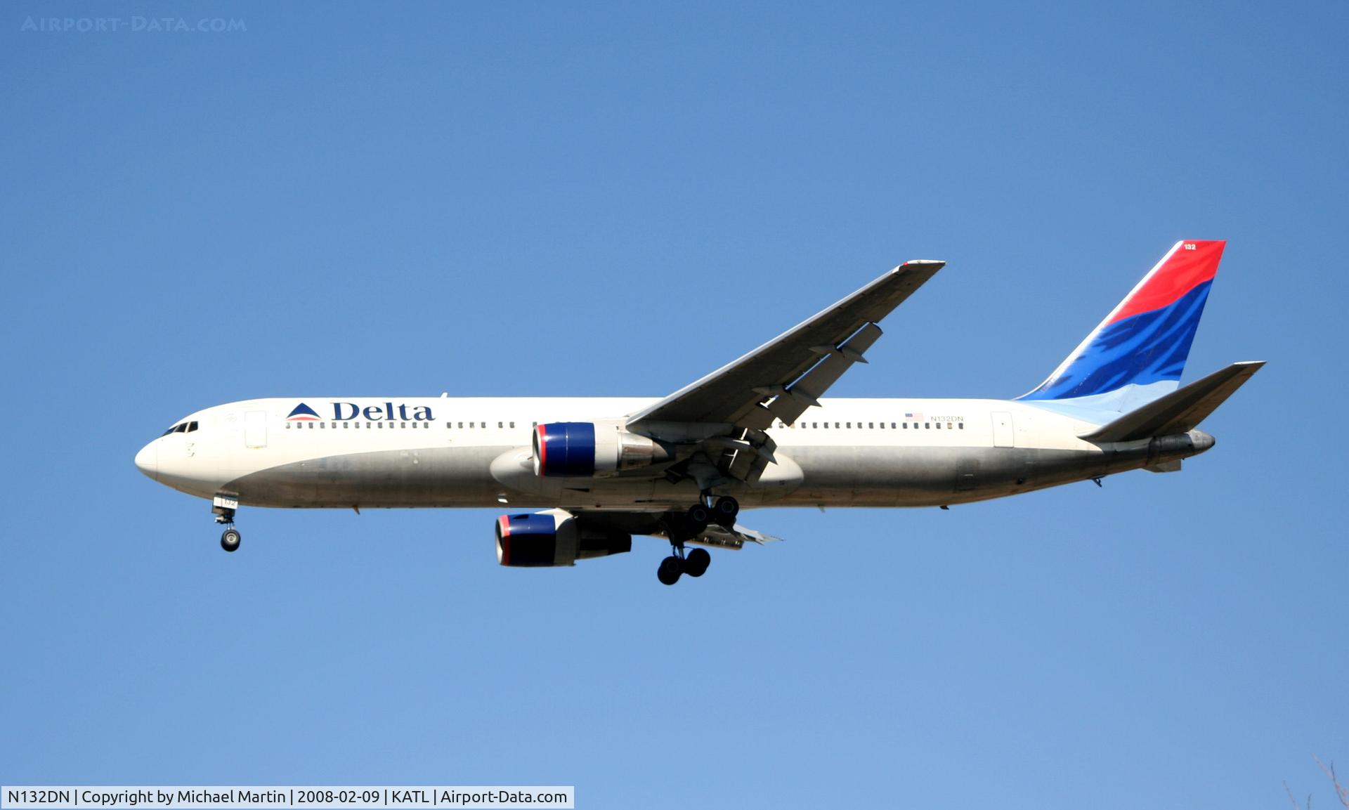 N132DN, 1991 Boeing 767-332 C/N 24981, On final for Runway 26R
