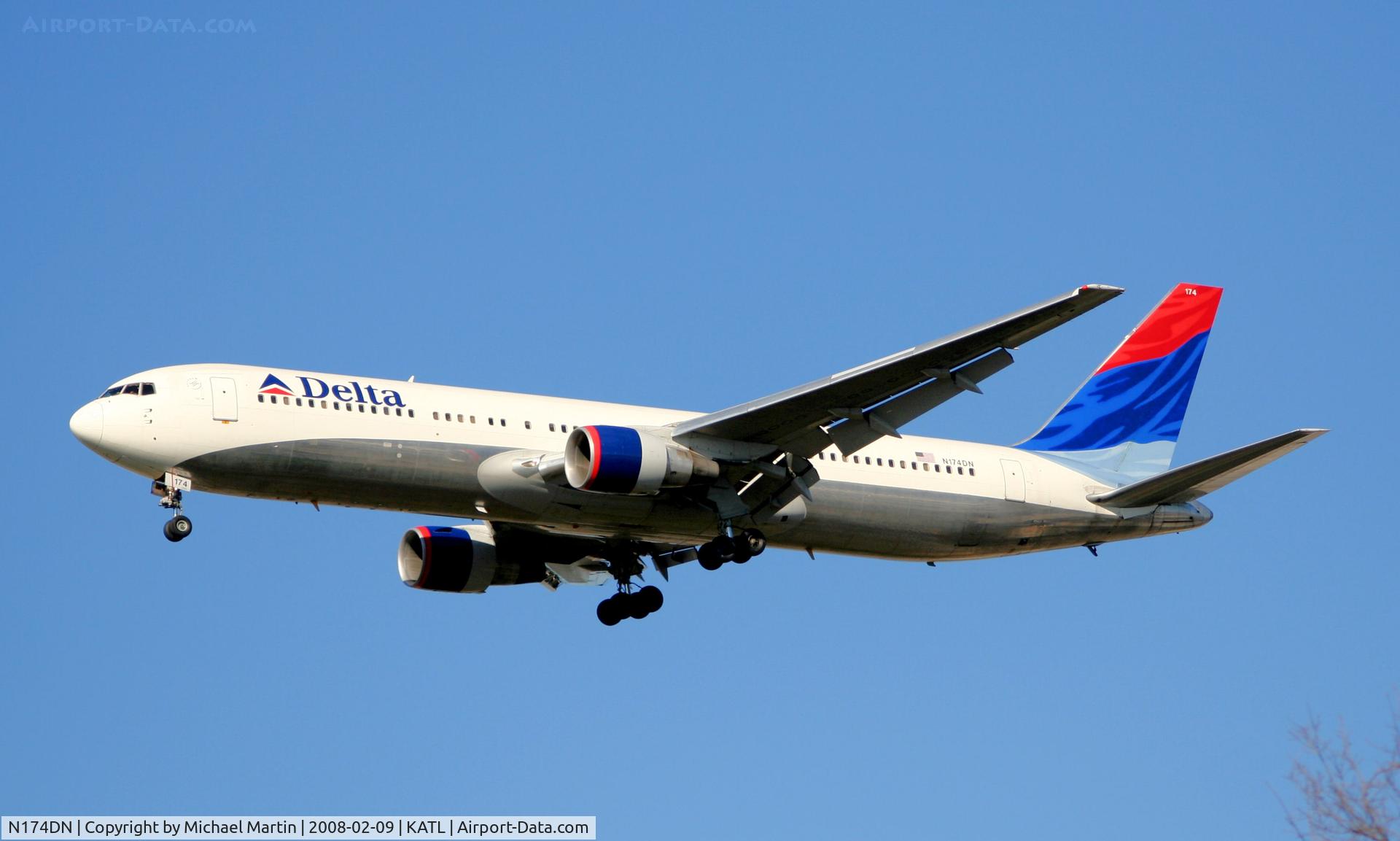 N174DN, 1990 Boeing 767-332 C/N 24802, On final for Runway 26R
