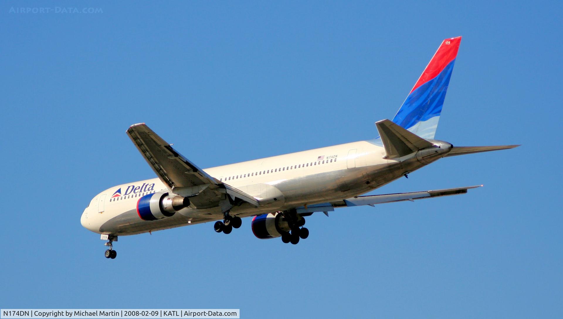 N174DN, 1990 Boeing 767-332 C/N 24802, Short Final for 26R