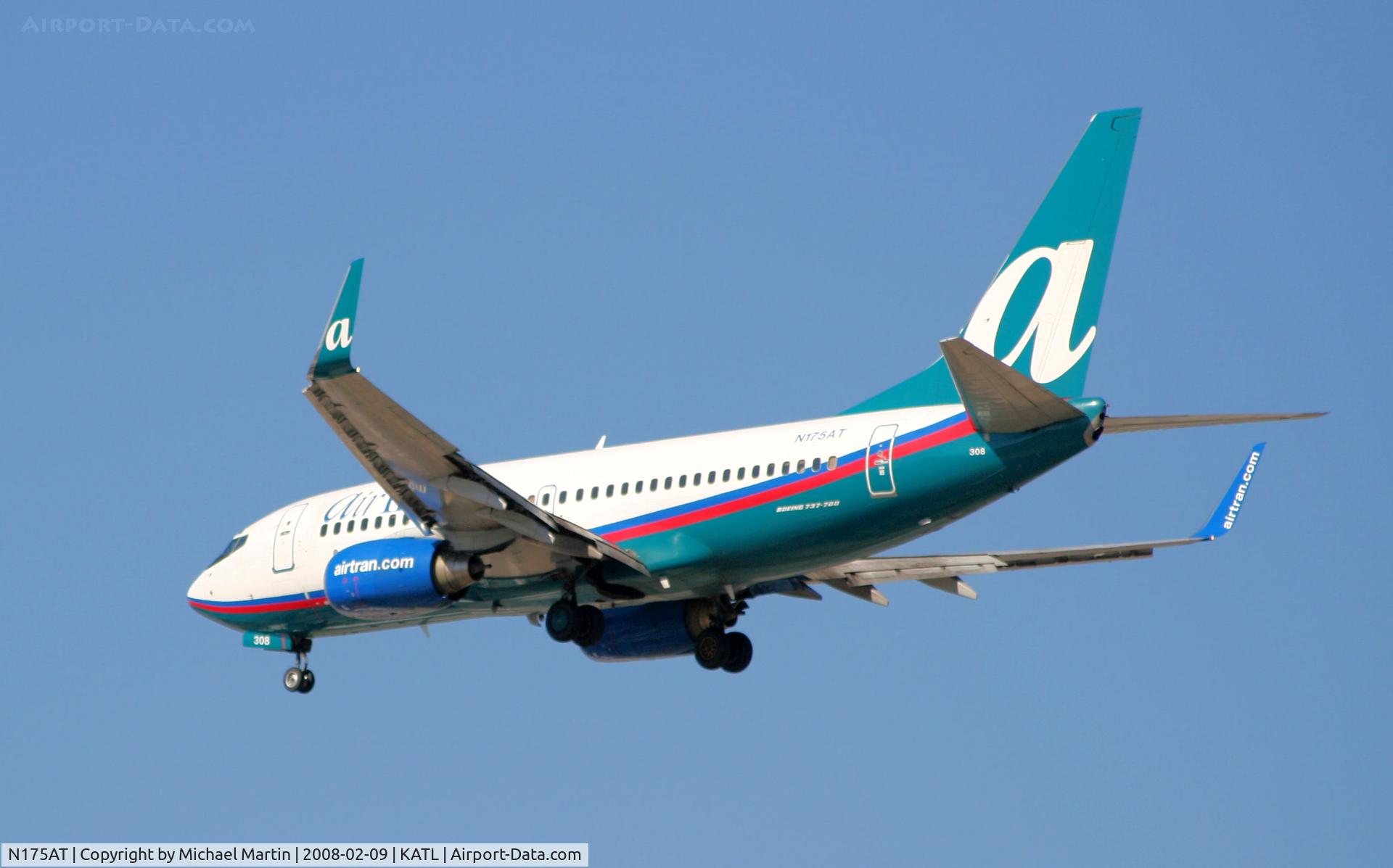 N175AT, 2004 Boeing 737-76N C/N 32652, Short Final for 26R