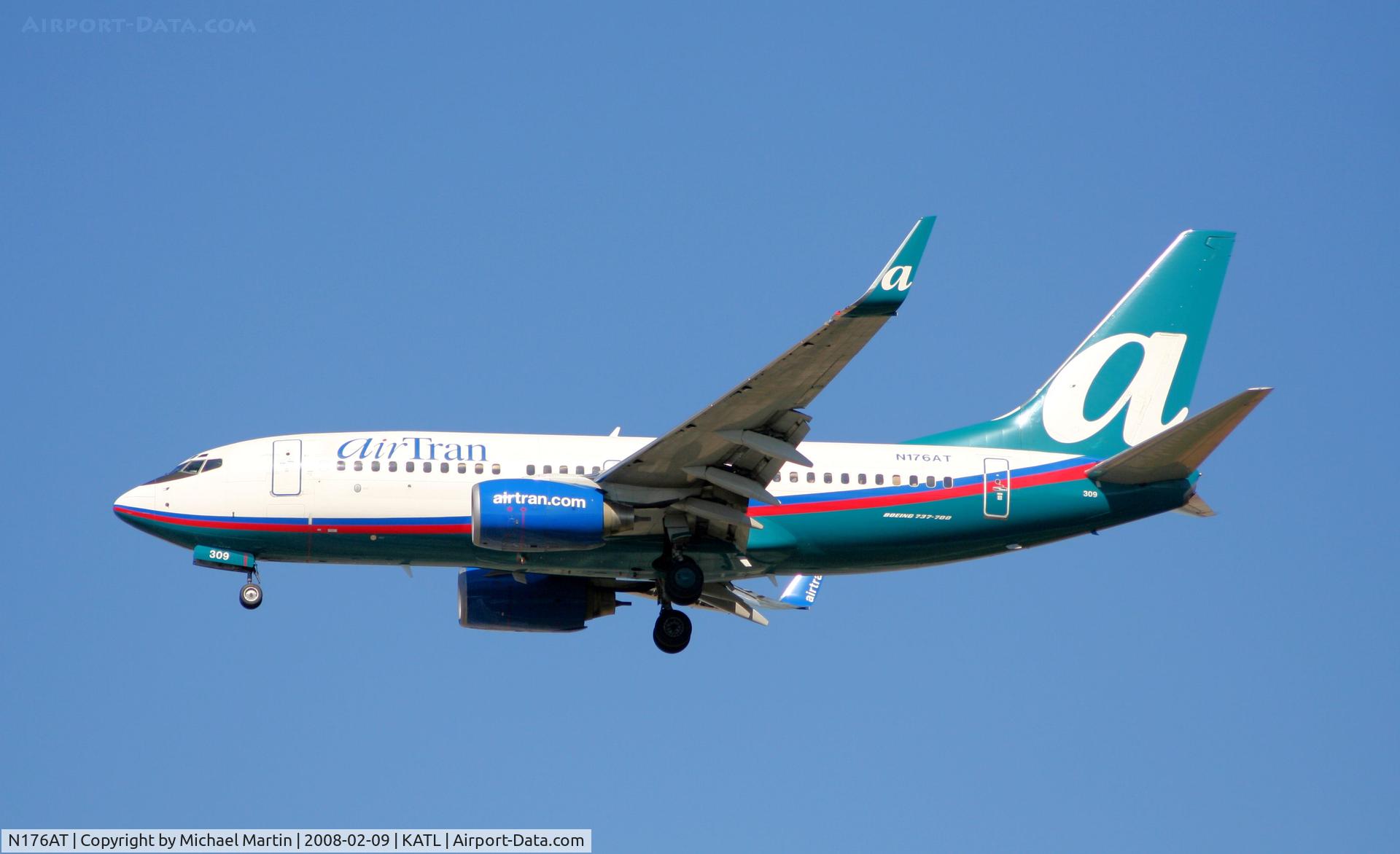 N176AT, 2005 Boeing 737-76N C/N 32654, On final for Runway 26R