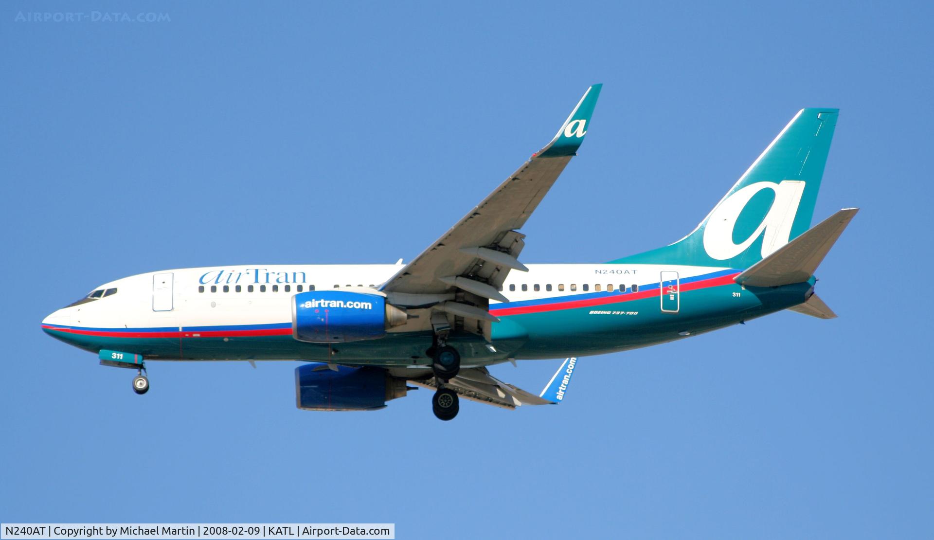 N240AT, 2005 Boeing 737-76N C/N 32657, On final for Runway 26R