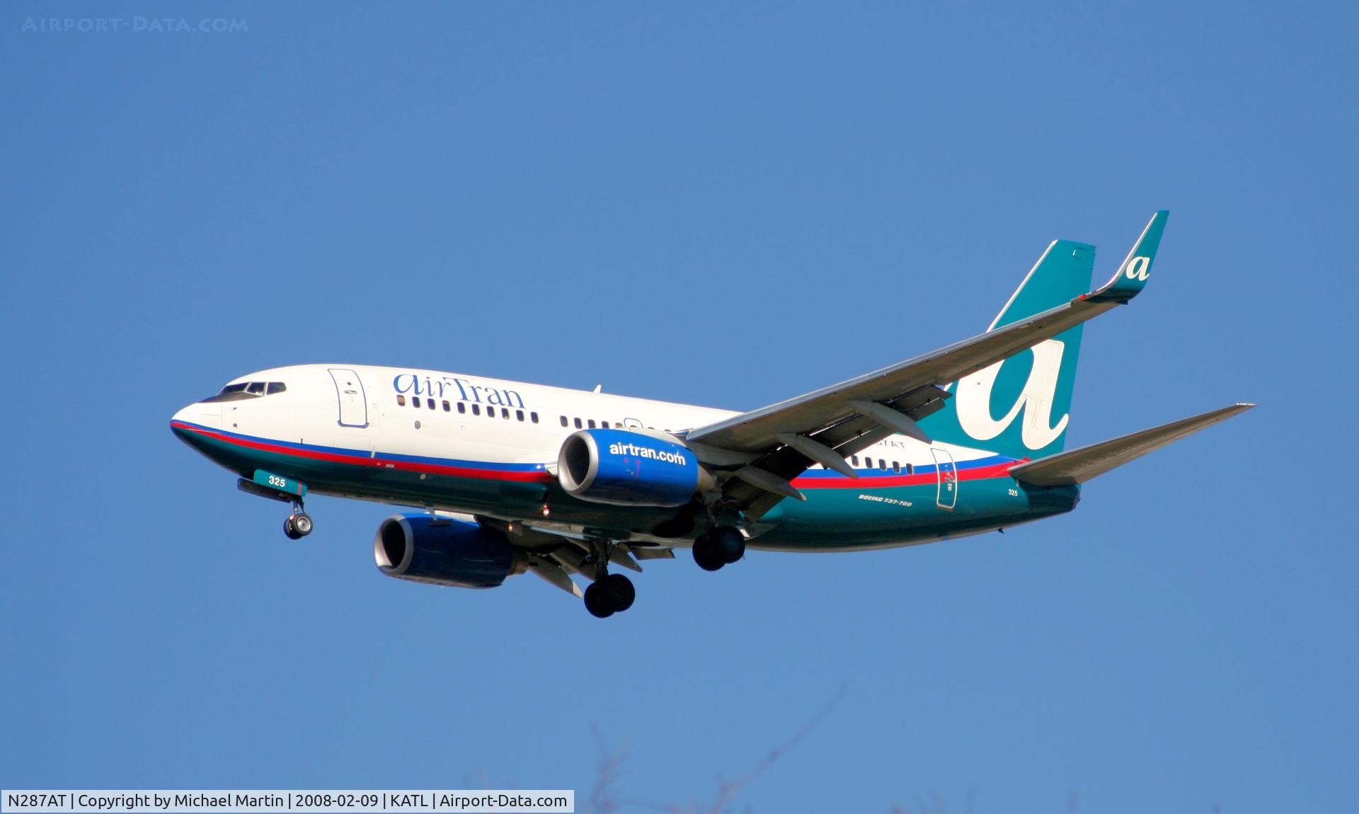 N287AT, 2006 Boeing 737-76N C/N 32671, On final for Runway 26R