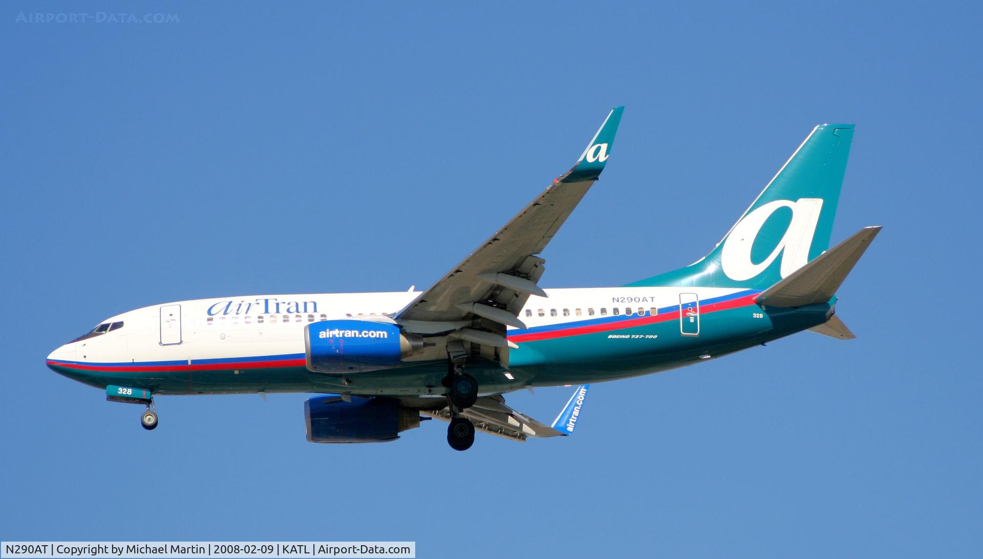 N290AT, 2006 Boeing 737-7BD C/N 33925, On final for Runway 26R