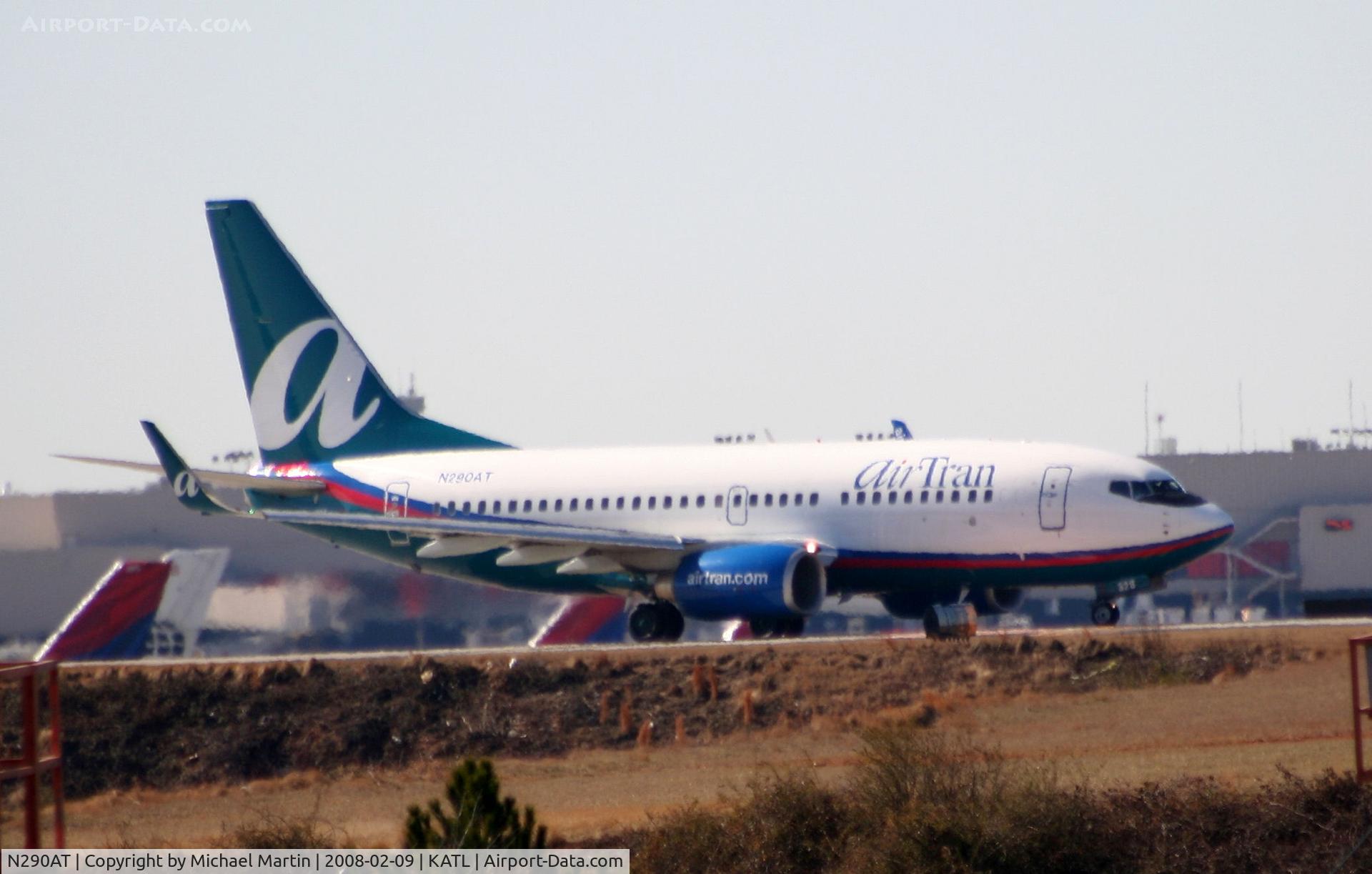 N290AT, 2006 Boeing 737-7BD C/N 33925, Number one for Runway 26L