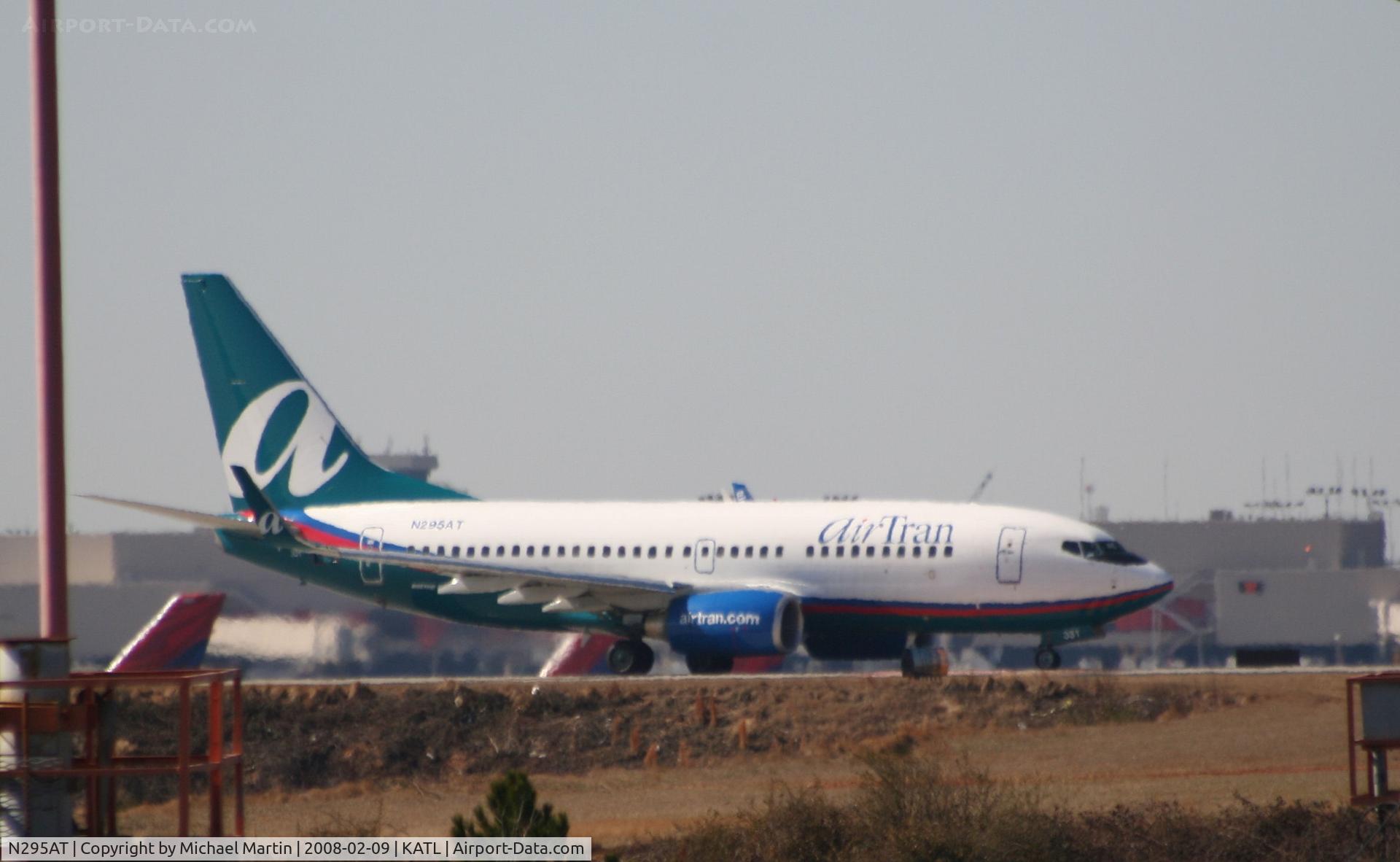 N295AT, 2006 Boeing 737-76N C/N 32677, Number one for Runway 26L