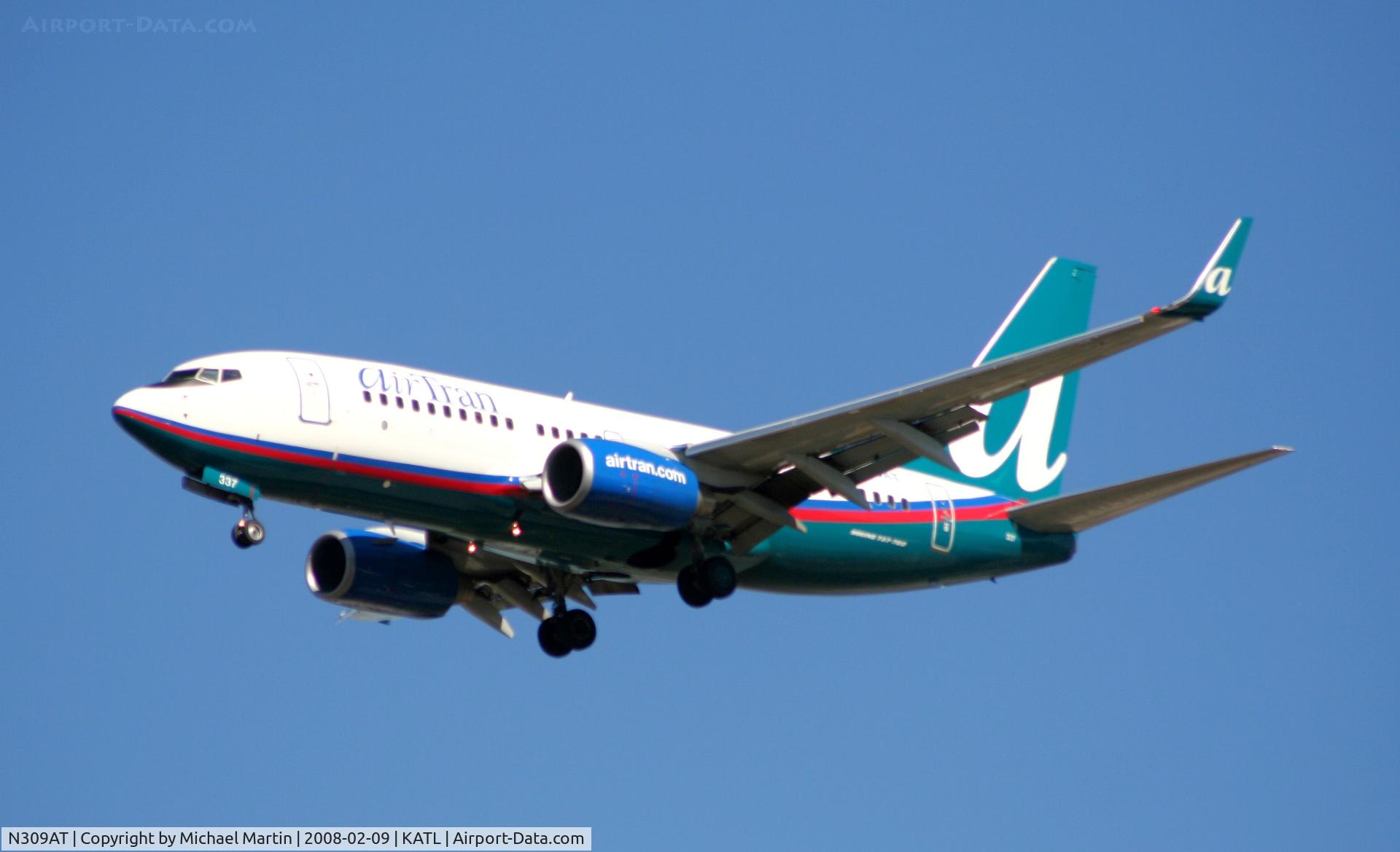 N309AT, 2006 Boeing 737-7BD C/N 33929, On final for Runway 26R
