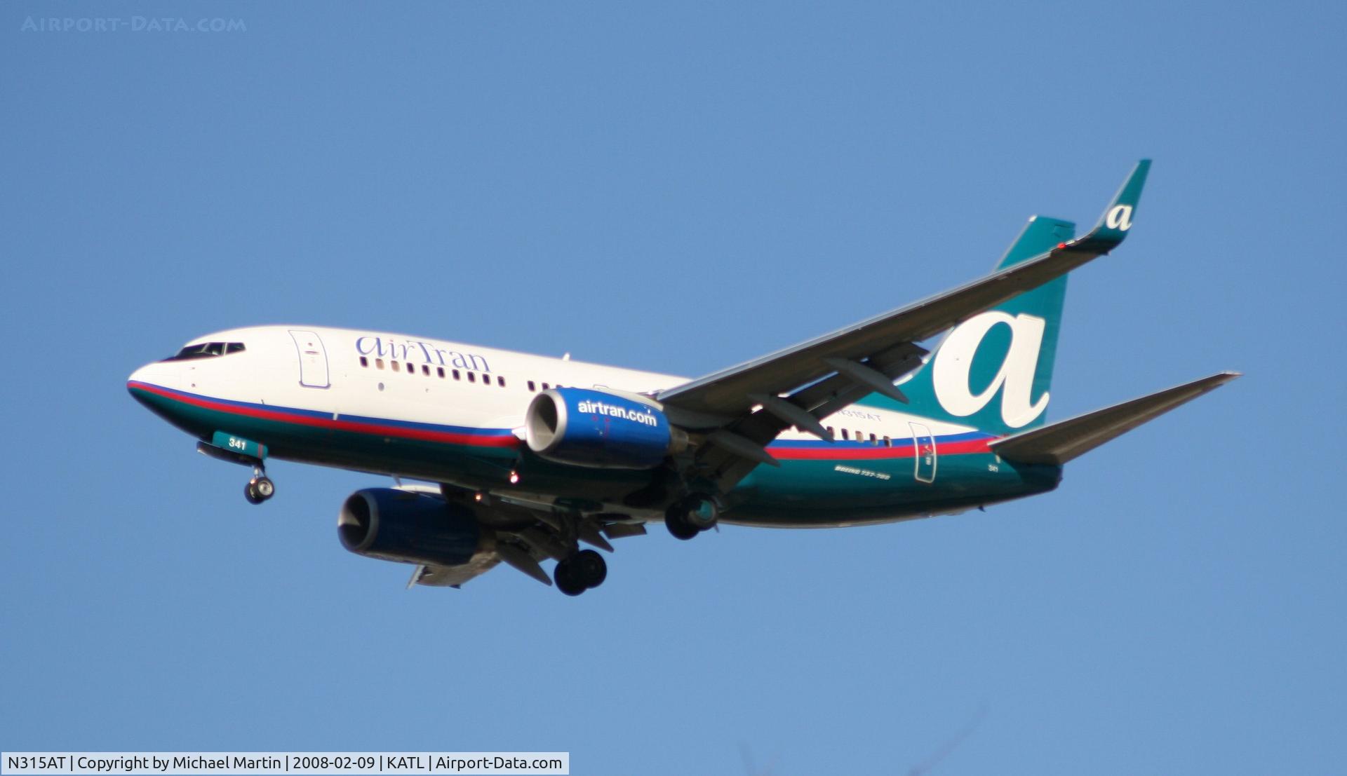 N315AT, 2007 Boeing 737-7BD C/N 35788, On final for Runway 26R