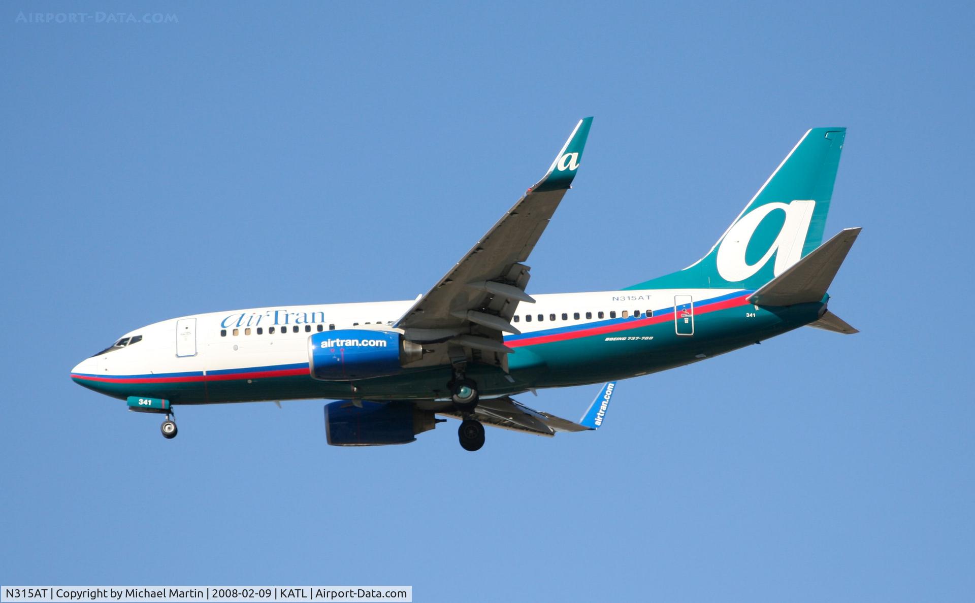N315AT, 2007 Boeing 737-7BD C/N 35788, On final for Runway 26R