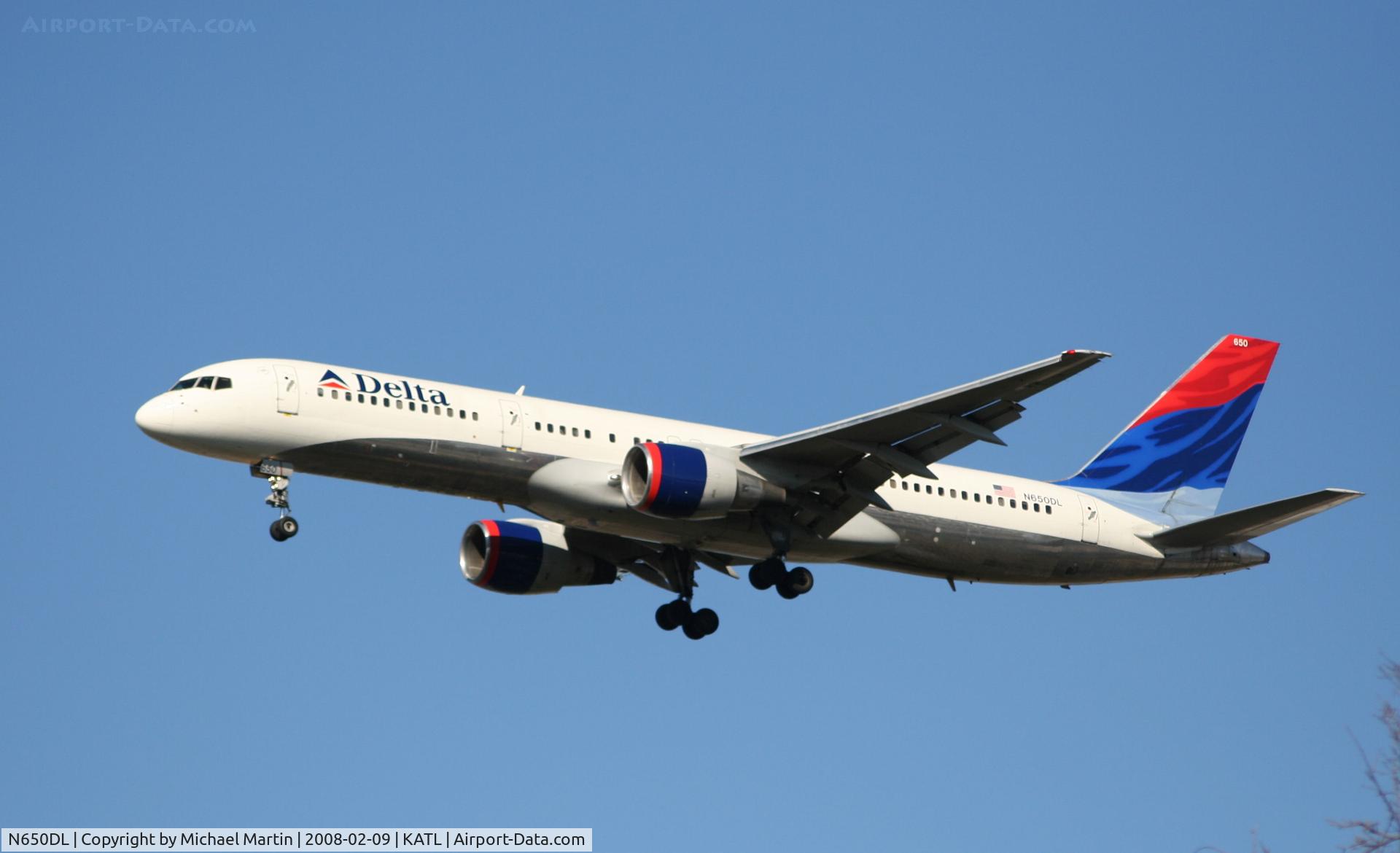 N650DL, 1989 Boeing 757-232 C/N 24390, On final for Runway 26R