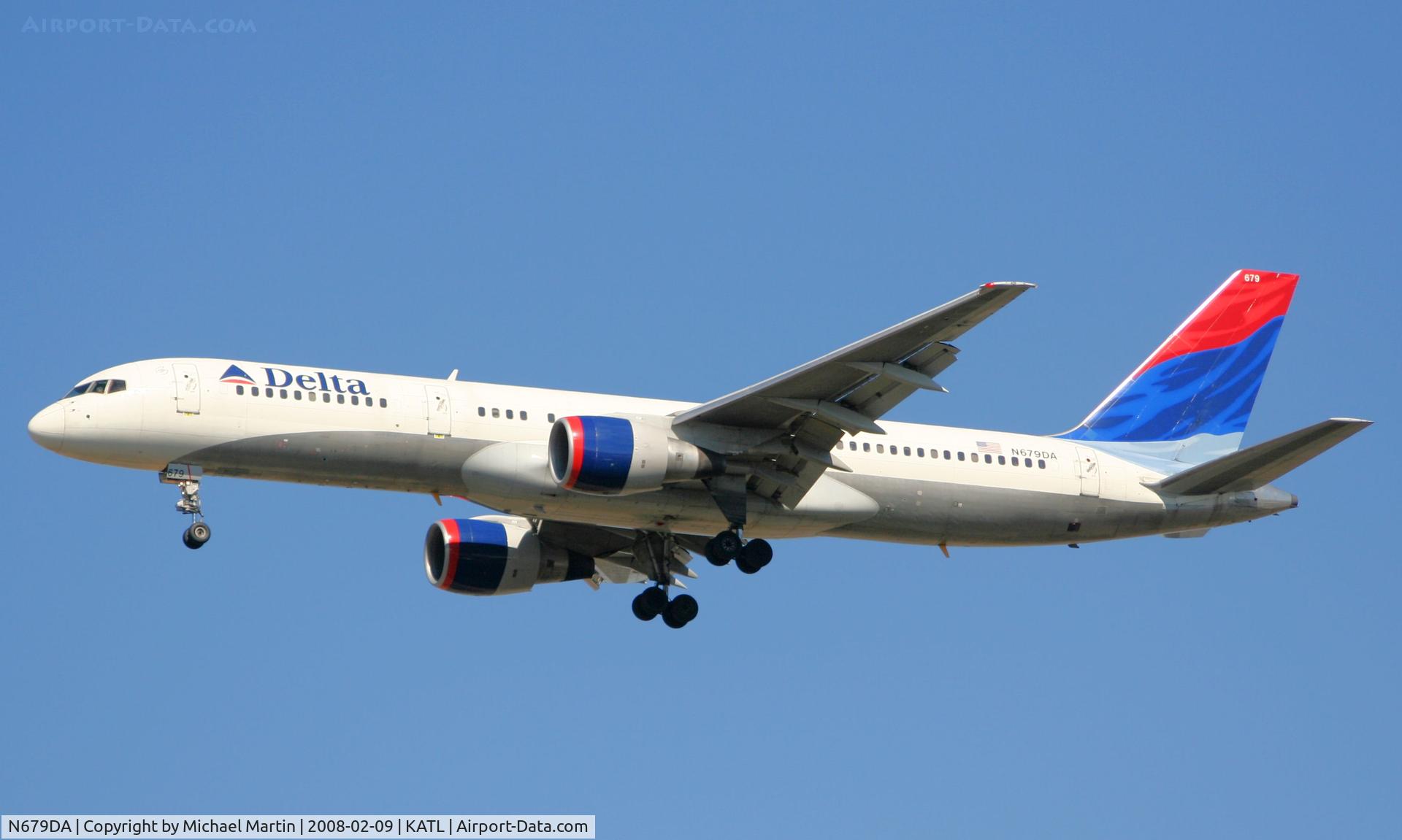 N679DA, 1992 Boeing 757-232 C/N 26955, On final for Runway 26R