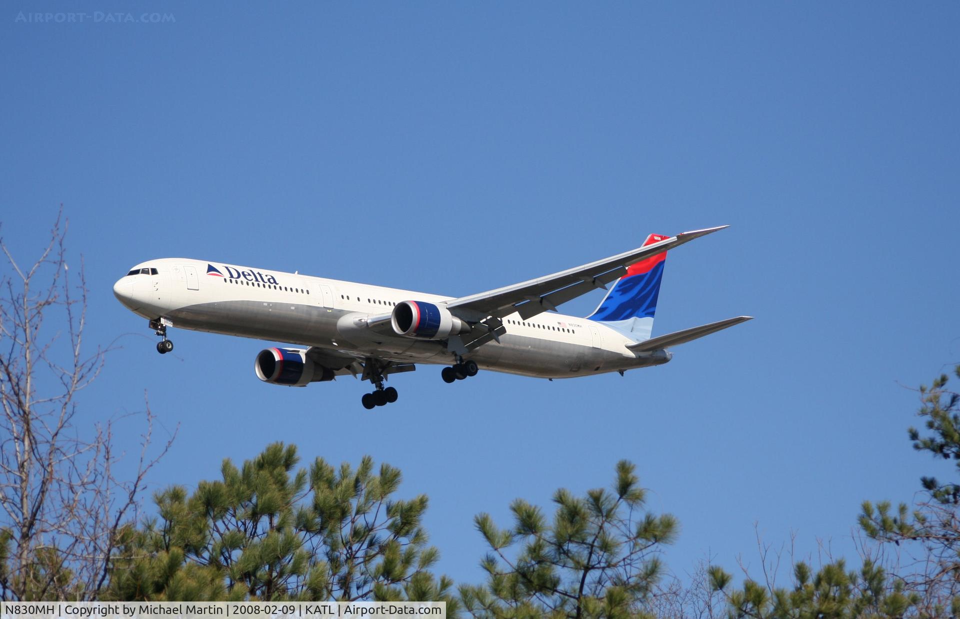 N830MH, 2000 Boeing 767-432/ER C/N 29701, On final for Runway 26R