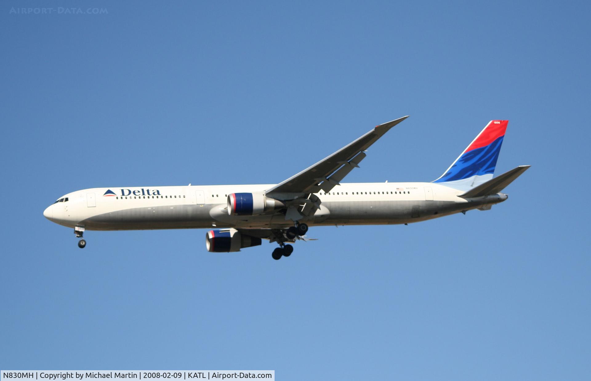 N830MH, 2000 Boeing 767-432/ER C/N 29701, On final for Runway 26R