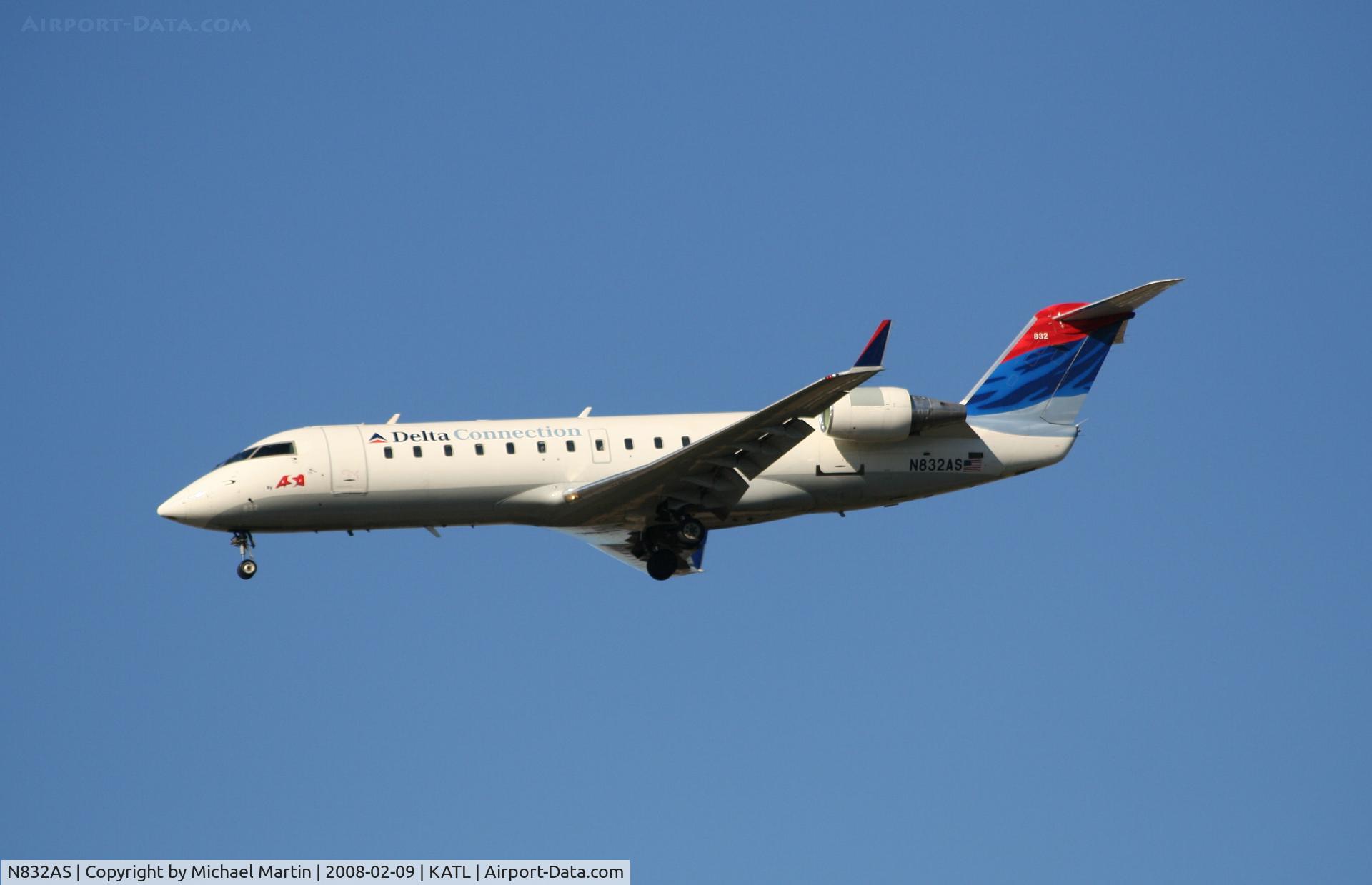 N832AS, 1998 Canadair CRJ-200ER (CL-600-2B19) C/N 7243, On final for Runway 26R