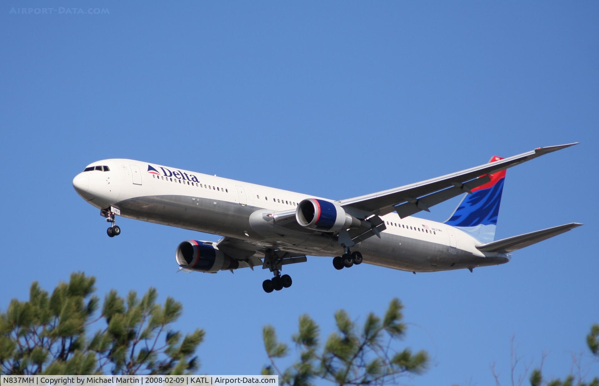 N837MH, 2000 Boeing 767-432/ER C/N 29710, On final for Runway 26R