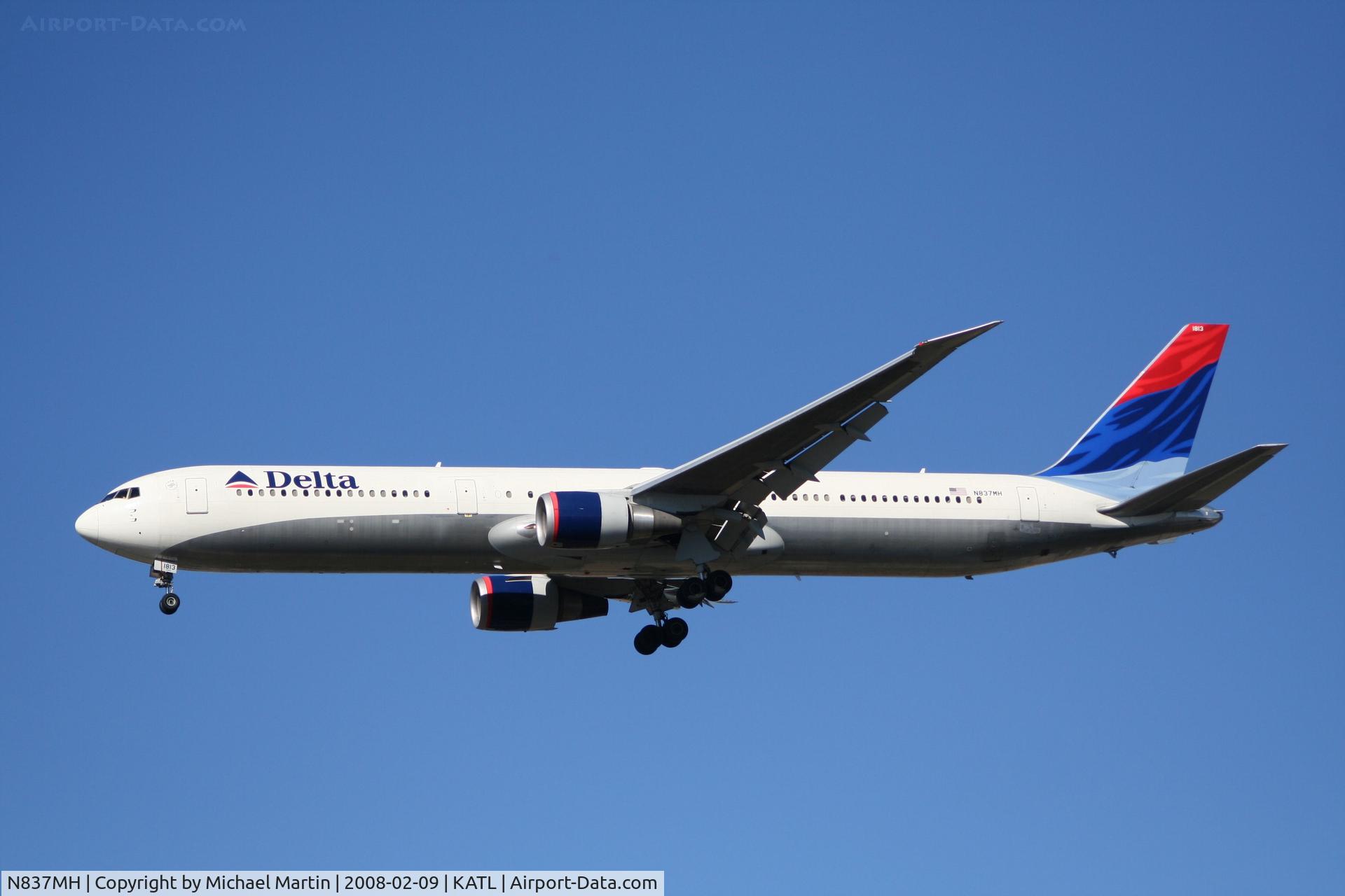 N837MH, 2000 Boeing 767-432/ER C/N 29710, On final for Runway 26R