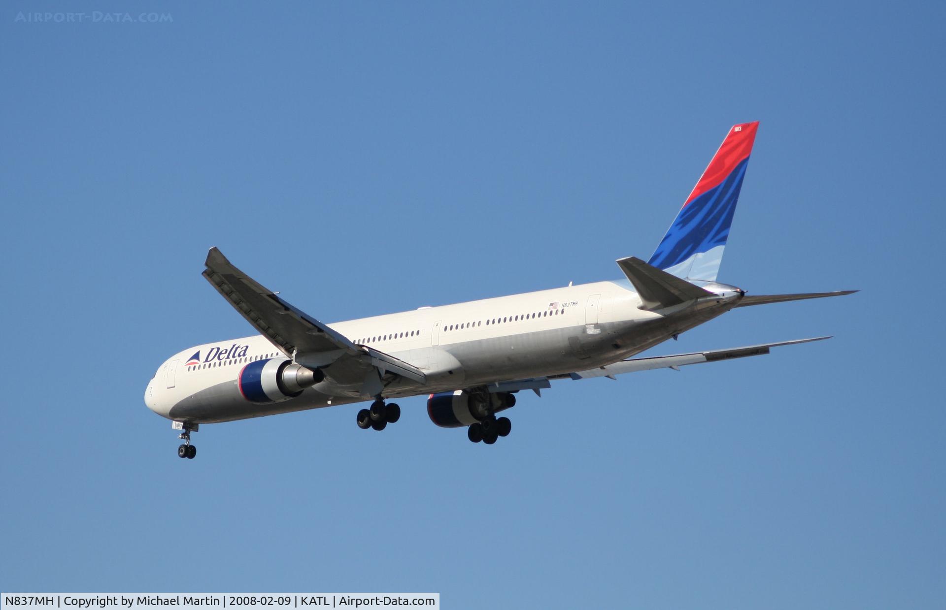 N837MH, 2000 Boeing 767-432/ER C/N 29710, Short Final for 26R