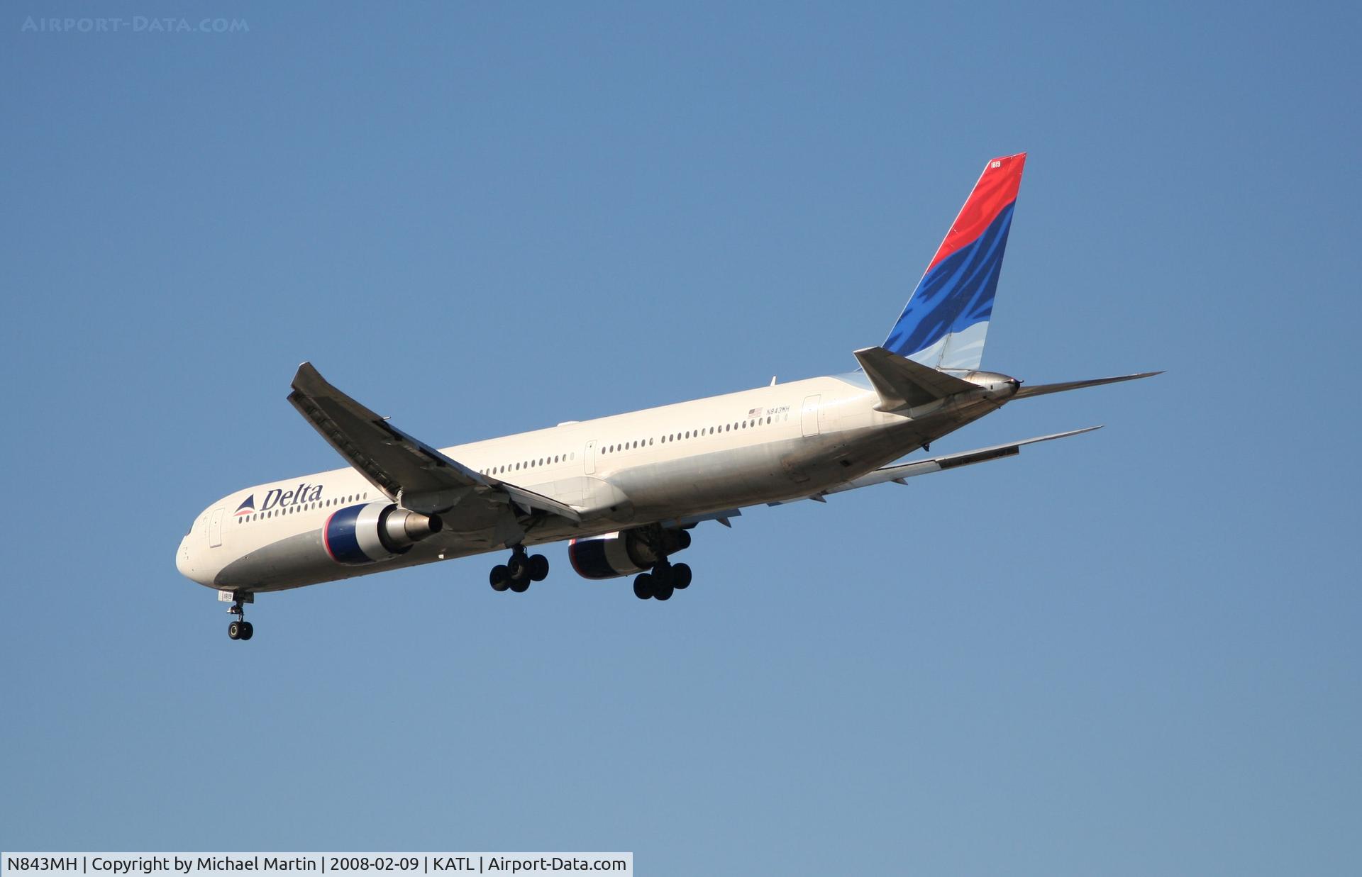 N843MH, 2002 Boeing 767-432/ER C/N 29716, Short Final for 26R