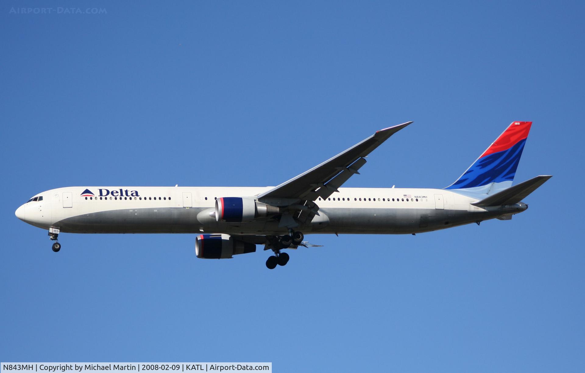 N843MH, 2002 Boeing 767-432/ER C/N 29716, On final for Runway 26R